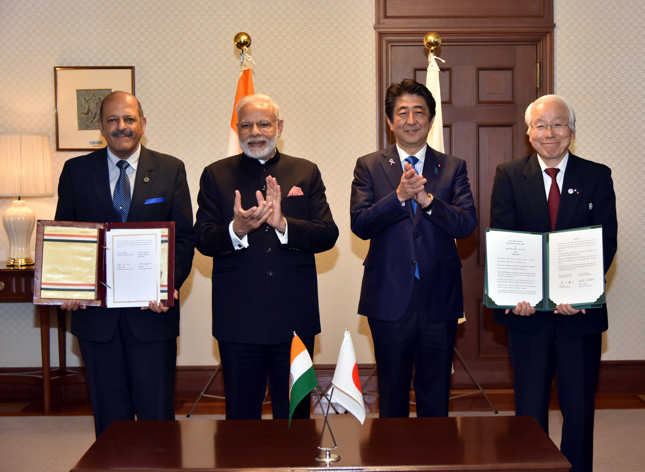 The Prime Minister, Shri Narendra Modi witnessing the signing and exchange of MoU of Cooperation between Gujarat Govt. and Hyogo Prefecture, in Japan on November 12, 2016.