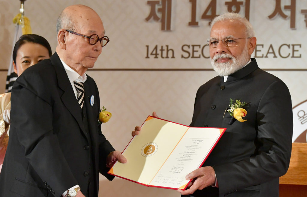 The Prime Minister, Shri Narendra Modi receiving the Seoul Peace Prize, at a function, in Seoul, South Korea on February 22, 2019.