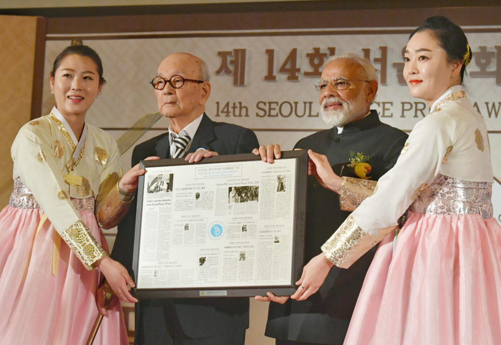 The Prime Minister, Shri Narendra Modi receiving the Seoul Peace Prize, at a function, in Seoul, South Korea on February 22, 2019.