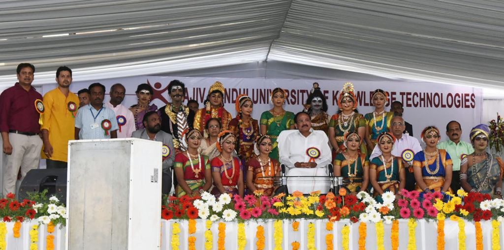 The Vice President, Shri M. Venkaiah Naidu with the faculty members of the Rajiv Gandhi University of Knowledge Technologies, in Nuzvid, Andhra Pradesh on March 14, 2019.