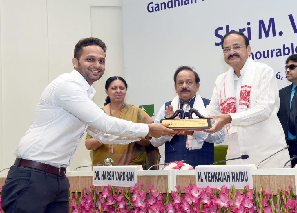The Vice President, Shri M. Venkaiah Naidu presenting the Gandhian Technological Young Innovation Awards 2019, in New Delhi on July 06, 2019. The Union Minister for Health & Family Welfare, Science & Technology and Earth Sciences, Dr. Harsh Vardhan is also seen.